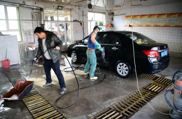 宁波女子洗车竟被店员洗公仔擦鞋，网友：这钱花得真值！